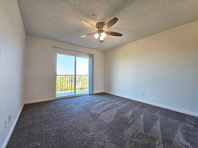 Newport Gardens Apartments — Photo 20