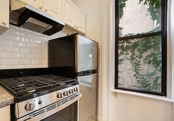 3rd image of 1109 Lexington Ave APT 3