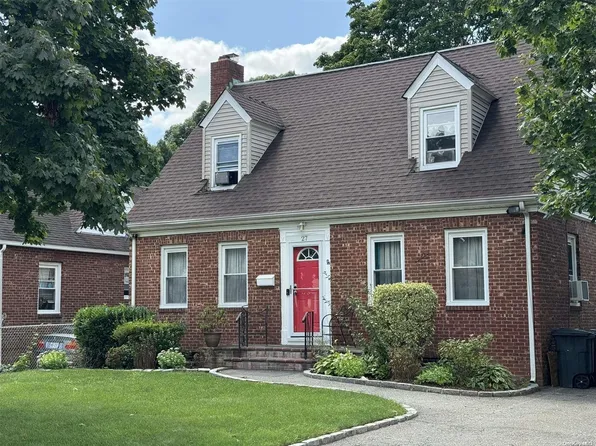 27 Queen Street, Freeport, NY 11520