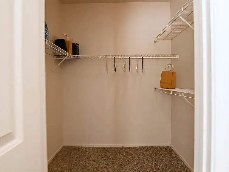 San Tropez Apartments — Photo 13