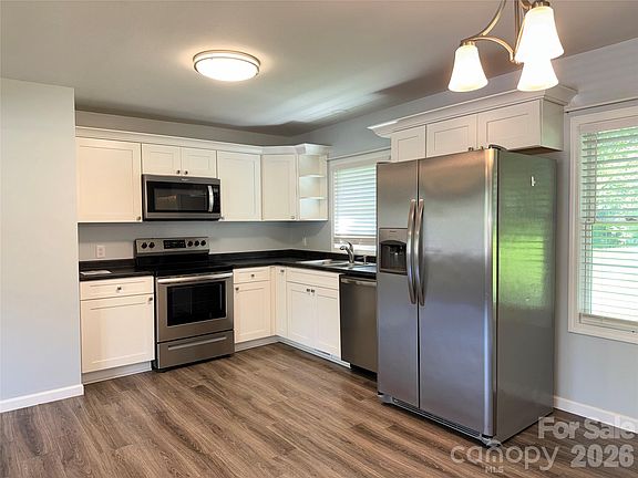 4th image of 84 E Hunt Dr
