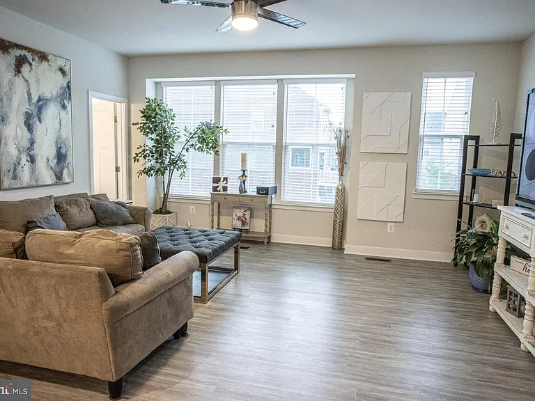 7821 Cove Point Dr — Photo 5