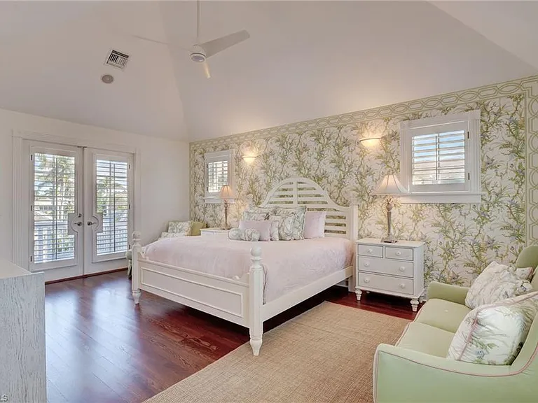 1551 Gulf Shore Blvd S — Photo 40