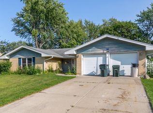 875 Hillcrest Blvd, Hoffman Estates, IL 60169