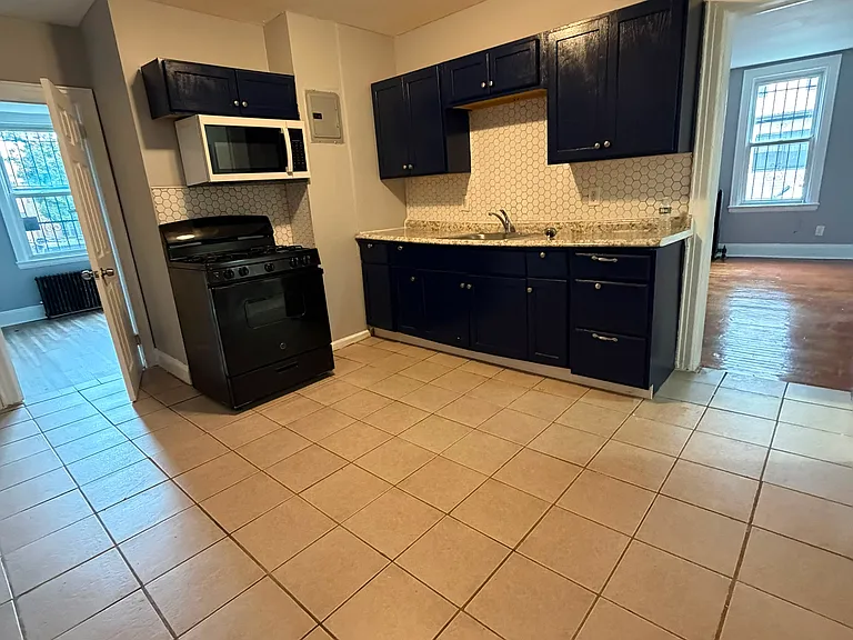 544 Grove St #2 — Photo 4