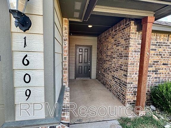 3rd image of 1609 Burgundy Dr
