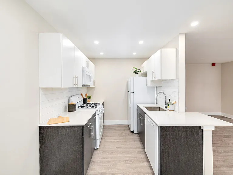 Pine Manor Apartments — Photo 2