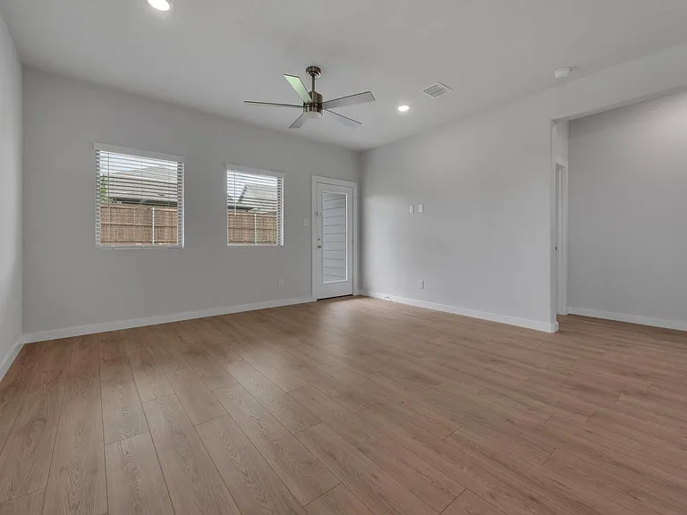 606 Green Grass Dr — Photo 6