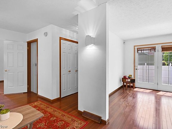 5th image of 109 Seymour Ave