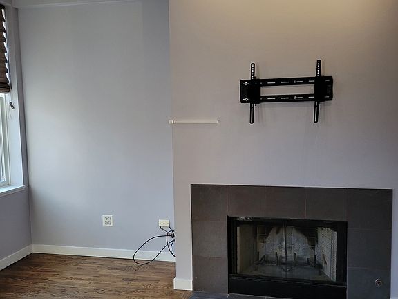 2nd image of 2040 W Belle Plaine Ave Unit 207