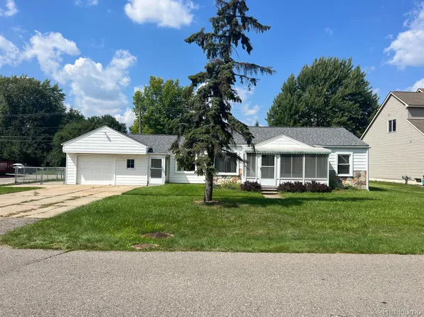 2053 Garry Dr, Troy, MI 48083