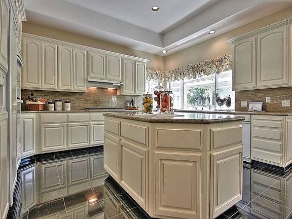 5th image of 650 Vista Hill Ter