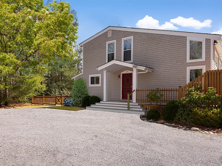 13 Diane Dr — Photo 1