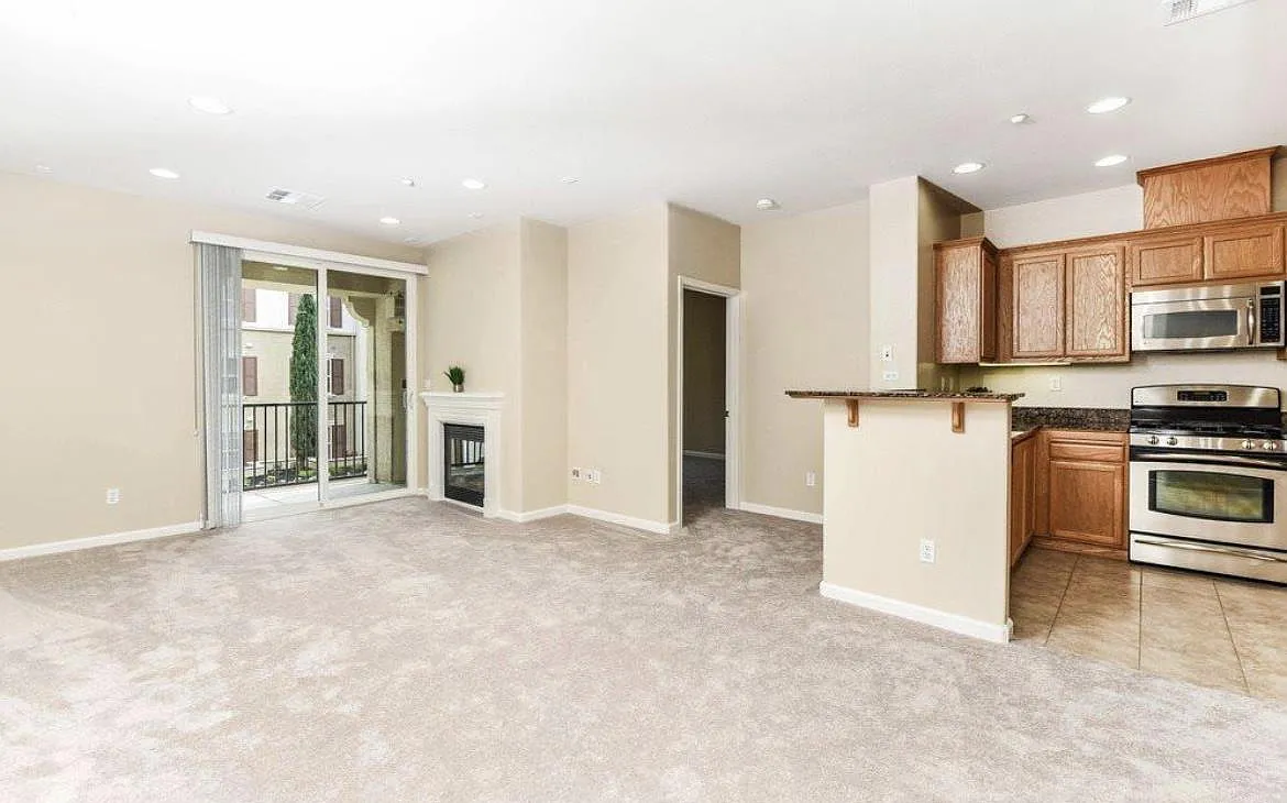 2 bed, 2.0 bath, 1123 sqft, $3,300 — Photo 2