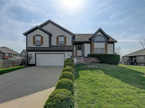 19970 Falcon Ridge Dr, Spring Hill, KS 66083