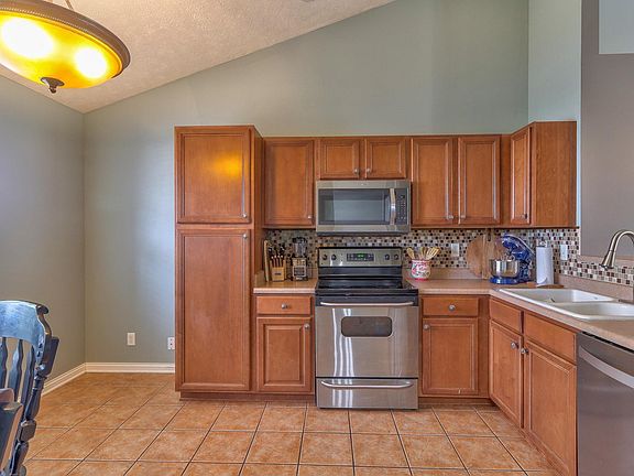 4th image of 12811 Kingsley Ct