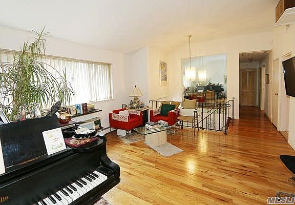 4th image of 1071 Denton Ave
