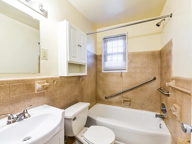 Richman Apartments — Photo 17