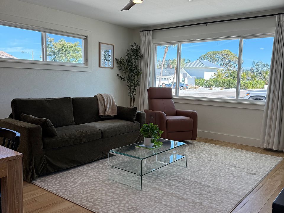 1st image of 906 Harbor Dr S