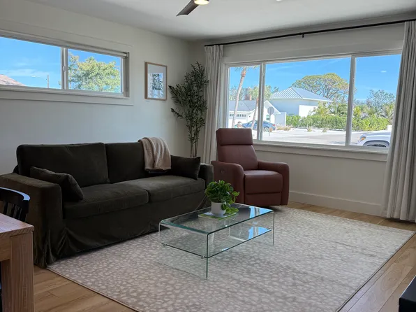 906 Harbor Dr S, Venice, FL 34285