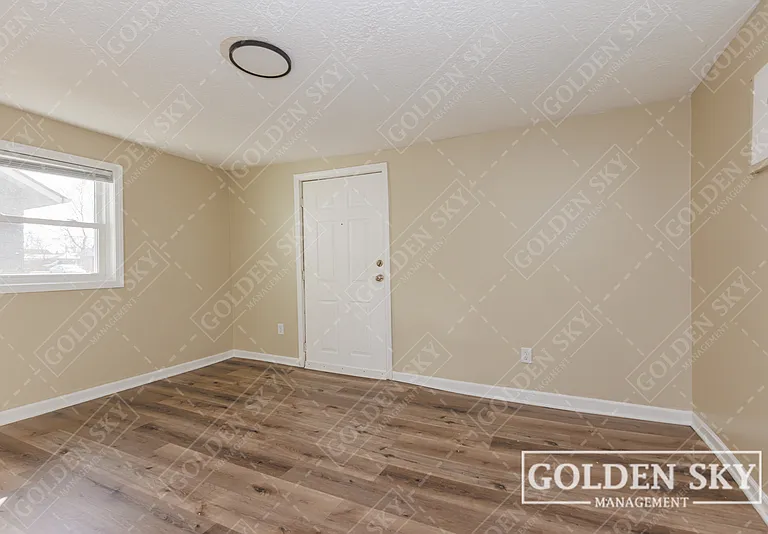 2915 S Vine St — Photo 9
