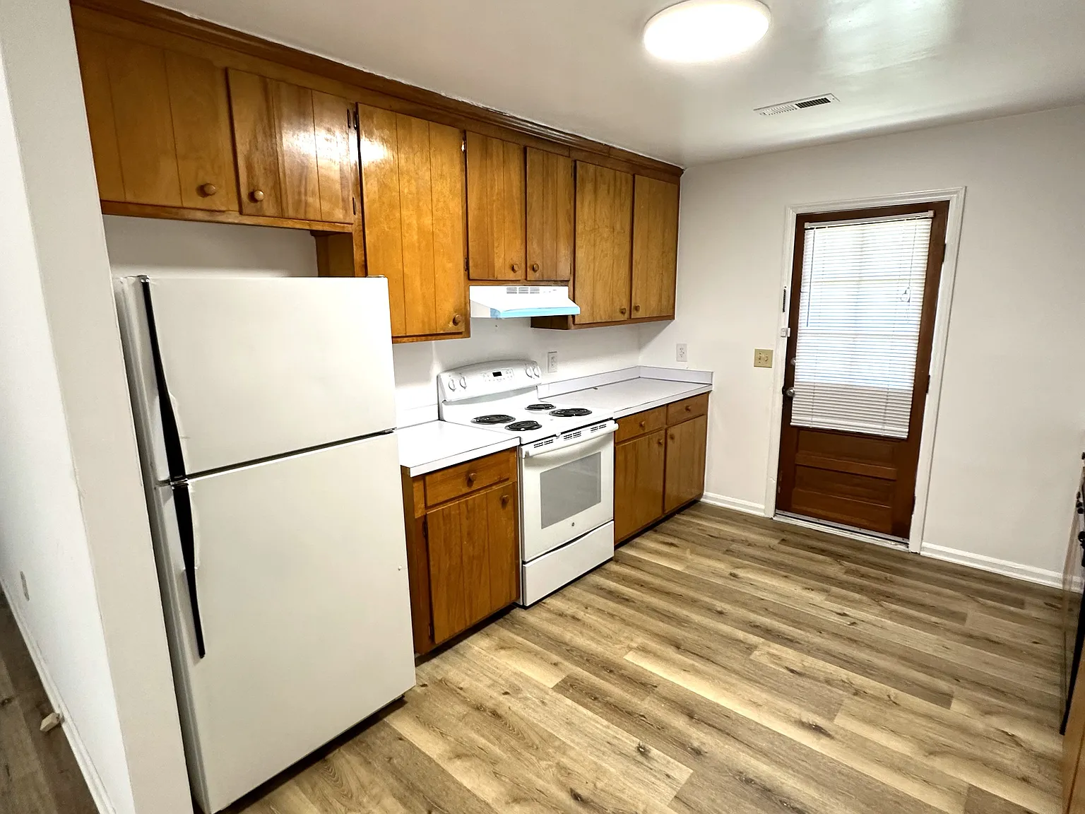 3 bed, 1000 sqft, $1,420 — Photo 3