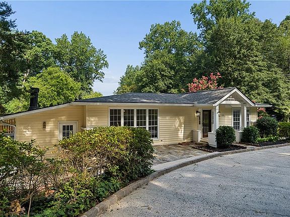 2nd image of 1055 Lee Cir NE
