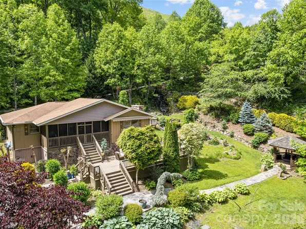 218 Red Oak Dr, Maggie Valley, NC 28751