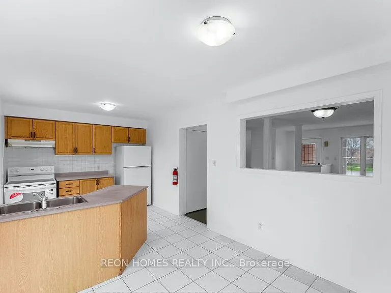 1885 Dalhousie Cres — Photo 13
