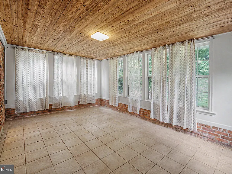 10708 Norman Ave — Photo 16