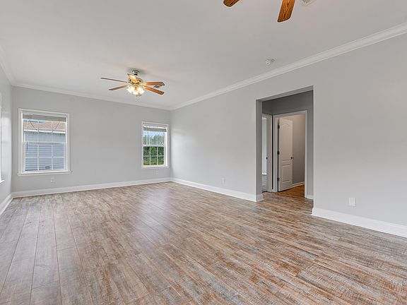 4th image of 374 Woodman Ave