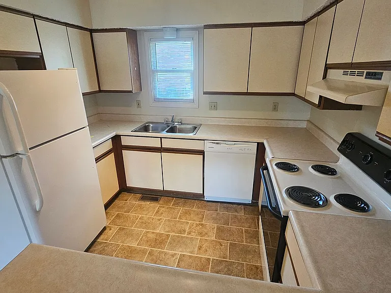 1718 N Lincoln St — Photo 2