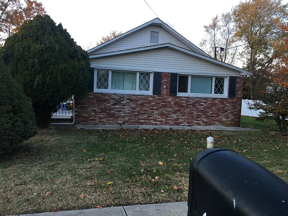 2nd image of 452 Edinburg Rd #B