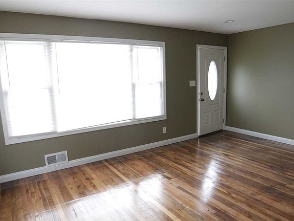 5th image of 34 Silverpine Dr
