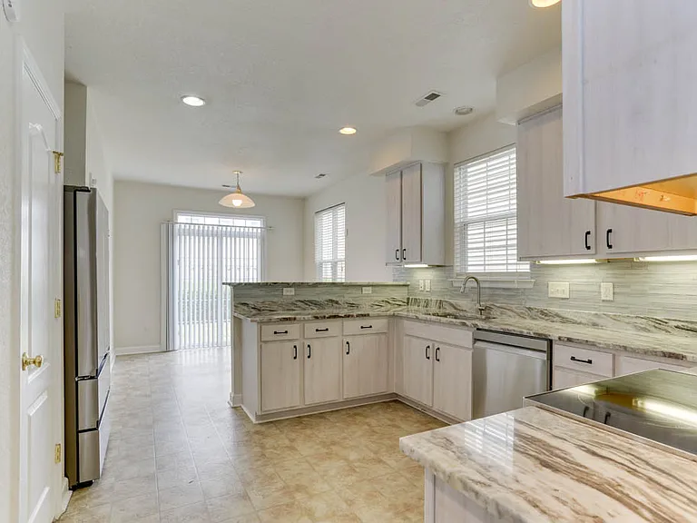 528 Normandy St — Photo 15