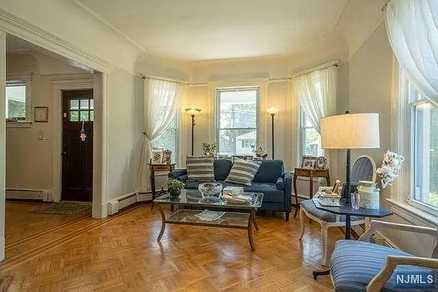4 bed, 1940 sqft, $6,250 — Photo 1