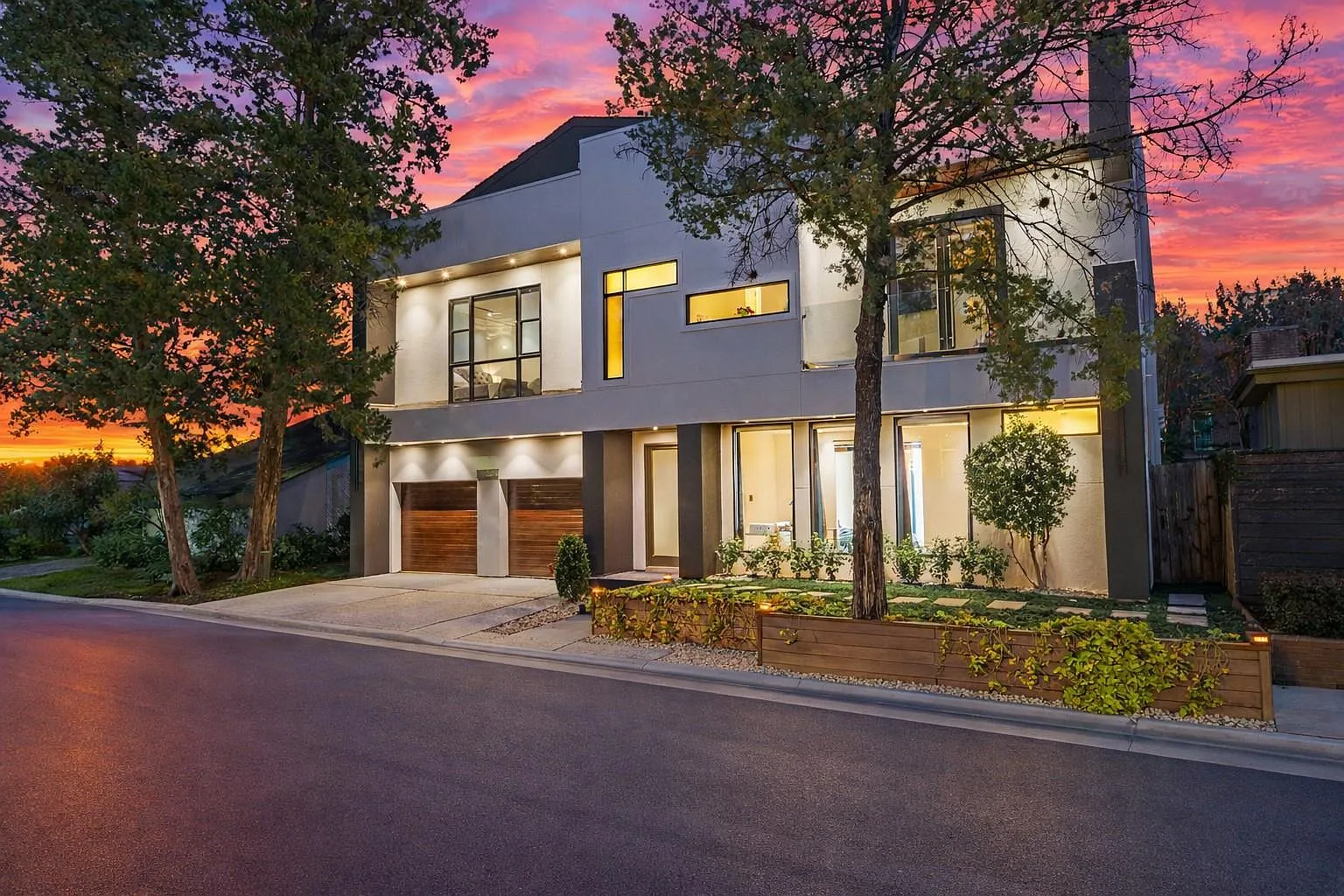 4 bed, 4.5 bath, 5256 sqft, $19,900 — Photo 1