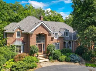 860 W Hill Dr, Gates Mills, OH 44040