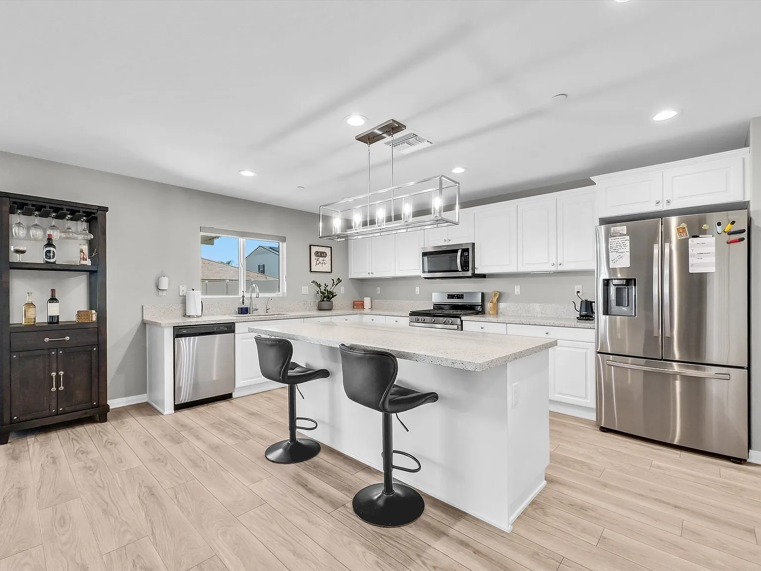 4 bed, 2543 sqft, $4,500 — Photo 3