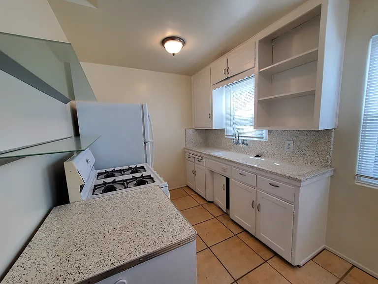 4106 Ingraham St — Photo 3
