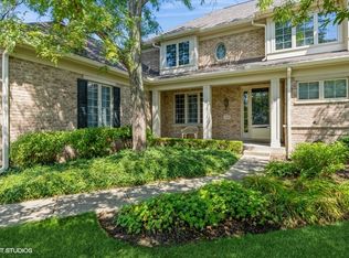 2151 Royal Ridge Dr, Northbrook, IL 60062