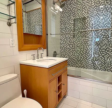 5th image of 1046 Jackson Ave #8D