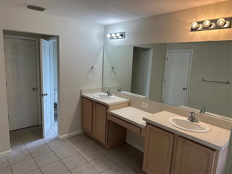 5097 SW 40th Pl — Photo 17