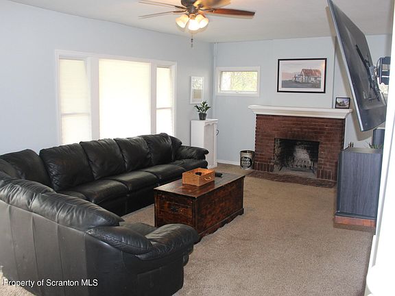 5th image of 942 Woodlawn St