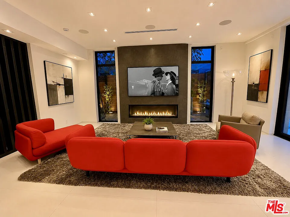 8741 Dorrington Ave