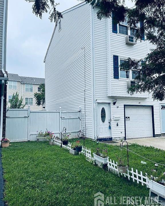 2nd image of 39 Larch St
