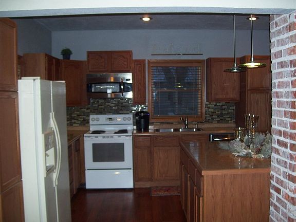 3rd image of 504 S Bailey Ave