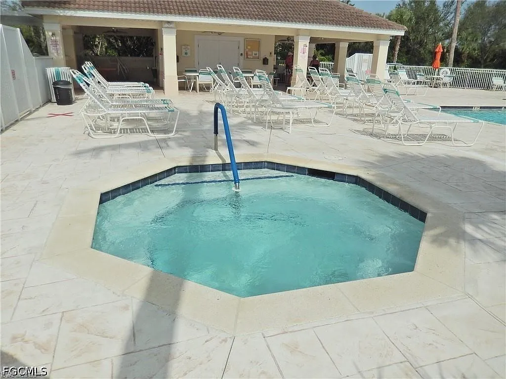 3 bed, 2.0 bath, 1301 sqft, $2,100 — Photo 3
