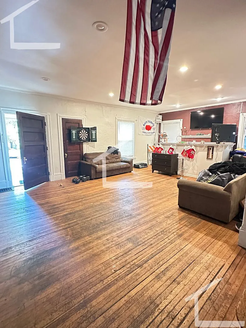 Gorgeous modern entire home perfect for large student groups available 9/1/2027 — Photo 2