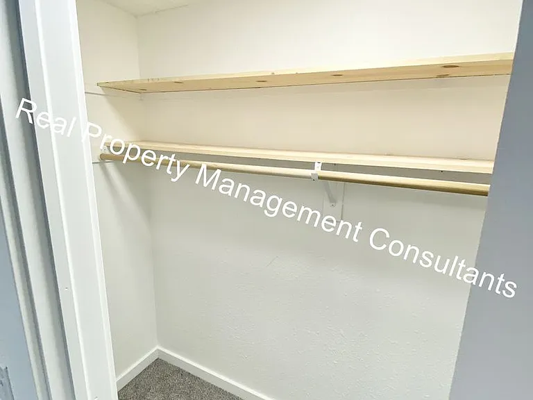 902 Twin Oaks Ter — Photo 10